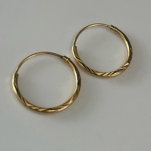 14k Gold Hoop Earrings Diamond Cut 12mm - Picture 4 of 7